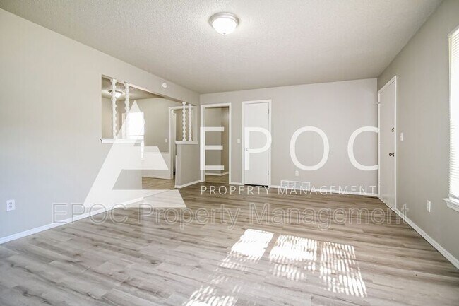 Building Photo - 304 W Silverwood Dr