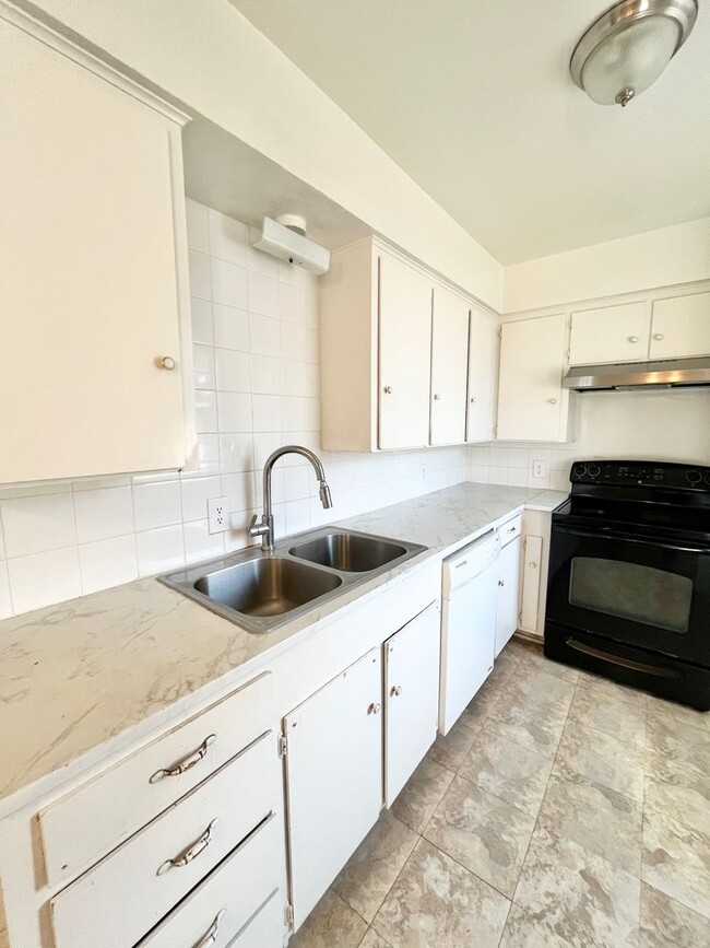 Building Photo - 2427 January Ln