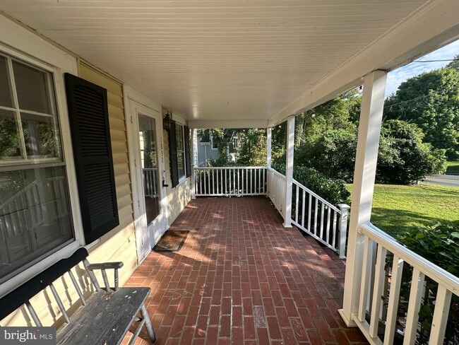 Building Photo - 1832 Birch Rd