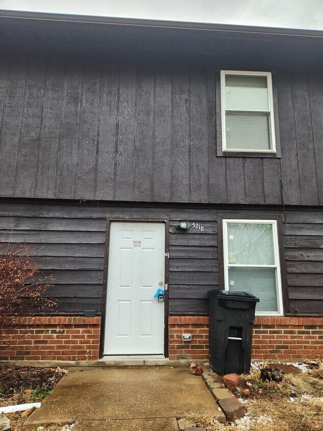 Available now! Two story town home Two Be... Townhome Rentals in Imperial MO