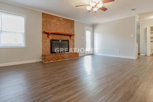 Building Photo - 323 Holly Dr
