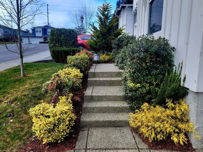 Building Photo - Spacious, Modern and Immaculate 4 bedroom, Convenient Location in Poulsbo