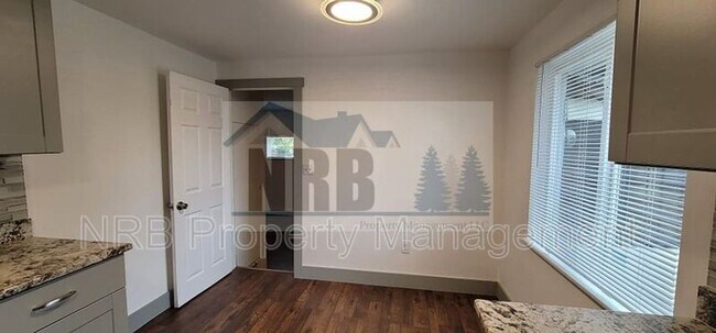Building Photo - 838 E 51st St