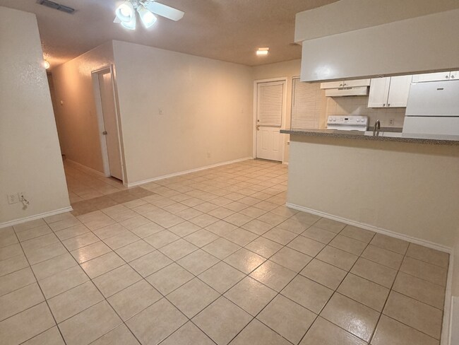 Foto del edificio - Bright & Inviting 2-Bedroom Duplex in a Highly Desirable Central Location