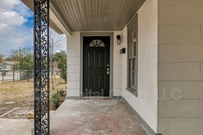 Building Photo - 1209 W Boyce Ave