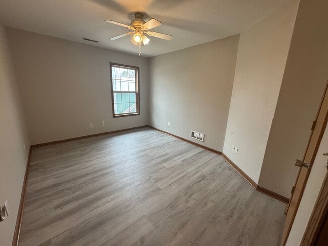 Building Photo - 2 Bedroom 1 bathroom Apartment in Wickliffe