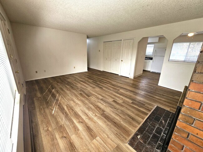 Foto del edificio - Updated 3 Bedroom, 1 Bath Apt in 4-Plex - ...