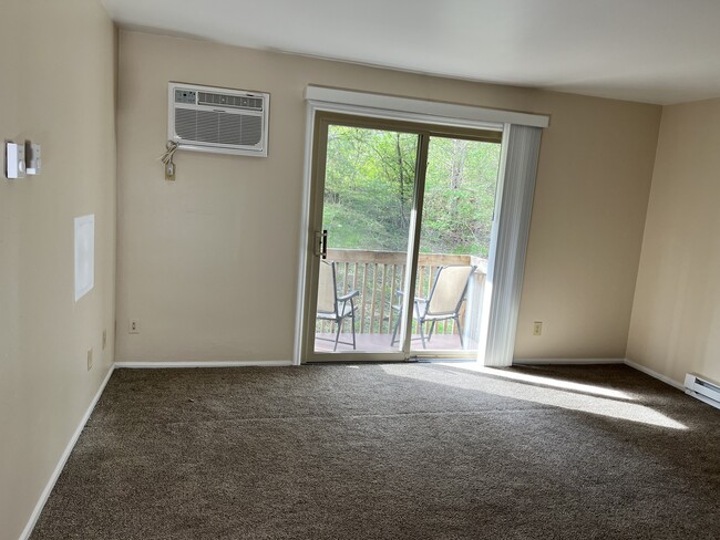 Foto del edificio - 5609 Happy Hollow Rd