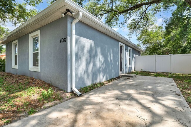 Building Photo - Centrally located 4 bedroom 2 bath home bu...