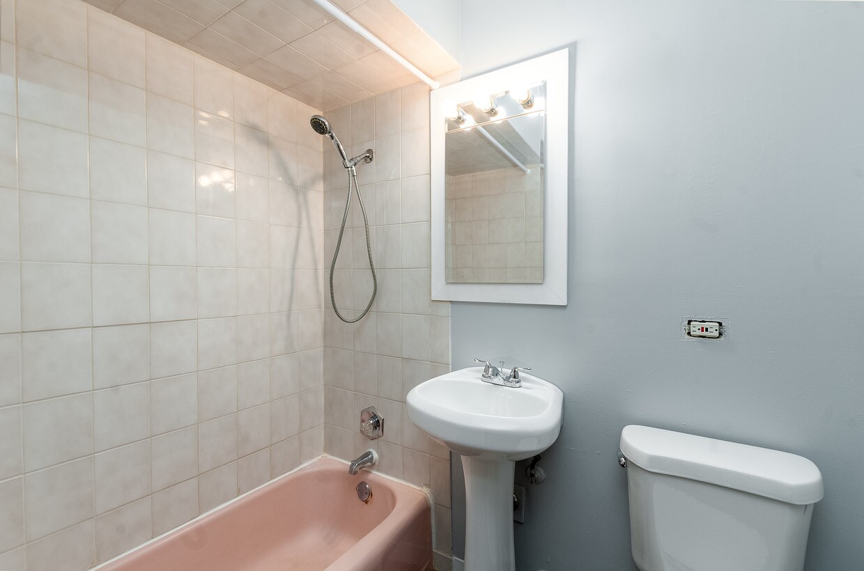 Foto del edificio - Awesome Downers Grove Unit w/ Heat!!