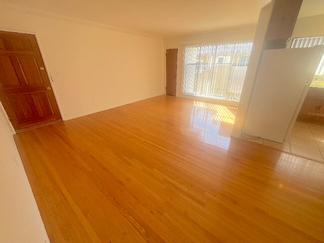 Foto del edificio - 1255 N Mansfield Ave