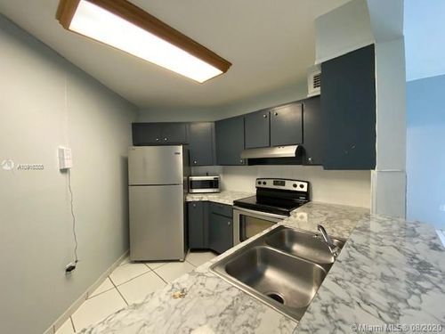 Building Photo - 9431 Fontainebleau Blvd