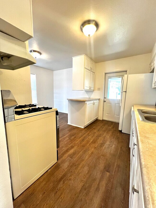 Building Photo - Charming 3 bedroom, 1 bathroom home
