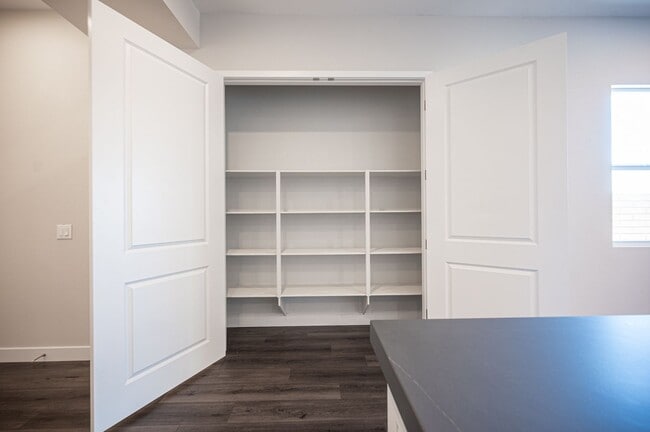 Despensa fuera de la cocina - 117 Royal Cascade Ave