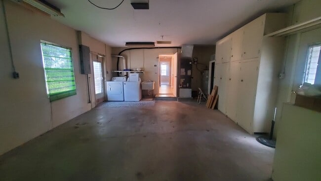 Building Photo - Large 3 Bedroom, 2.5 Bath with large Den and Family Room in Rainbows End, Dunnellon, FL