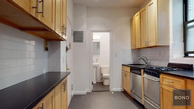 Building Photo - 324 E 91st St