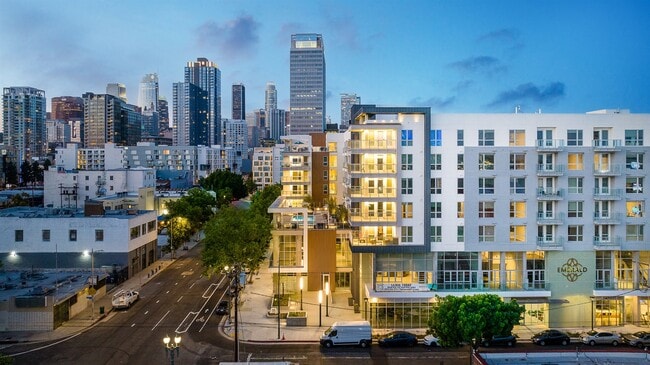 Building Photo - Emerald