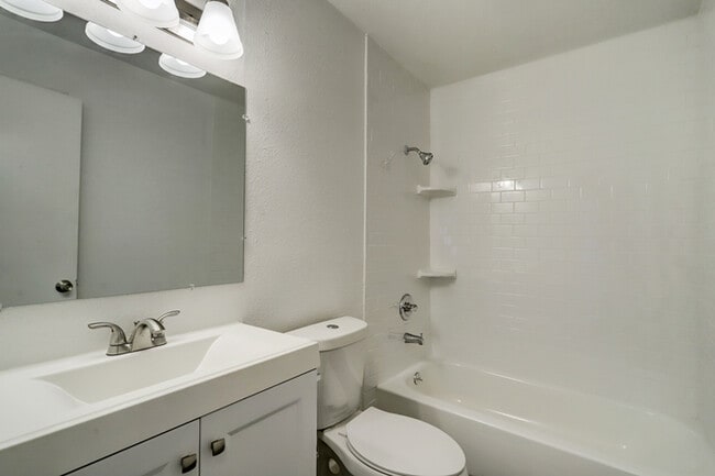 Building Photo - Fully Revovated 2 bedroom