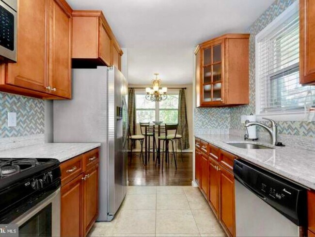 Building Photo - 5 Bedroom Single Family Home in Clinton