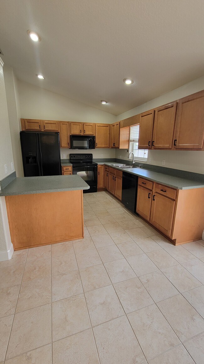 Foto del edificio - 6329 Hemlock Rd