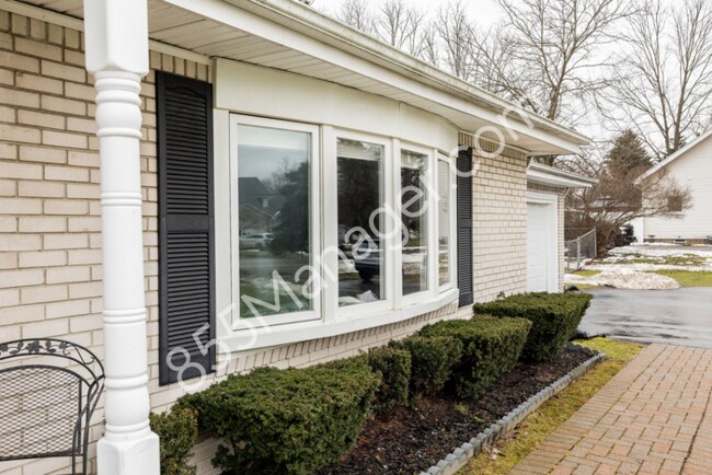 Foto del edificio - Charming Ranch Home: 3 Bed, 2.5 Bath in Waterford, MI | Pets Welcome!