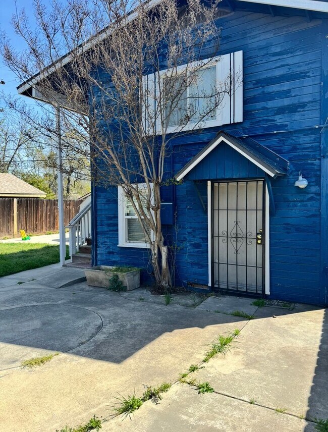 Building Photo - 1324 N Farris Ave