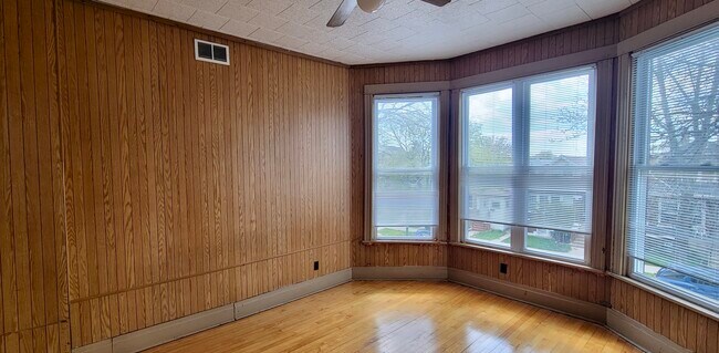 Foto del edificio - 2155 N Kilbourn Ave