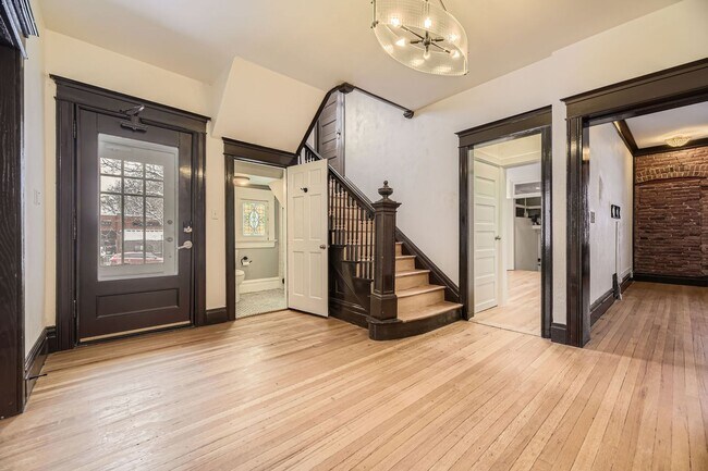 Foto del edificio - Beautiful 3-bedroom/2 bath unit in an Updated Victorian home in City Park! All utilities included...
