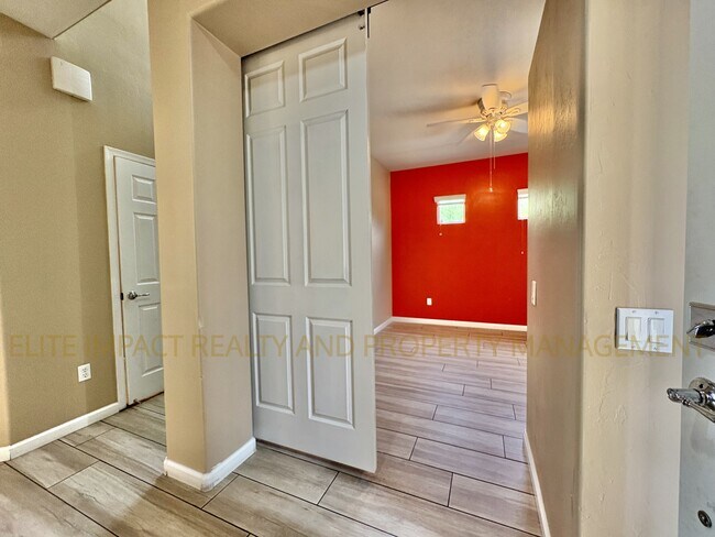 Building Photo - 6004 S Meadow Breeze Dr