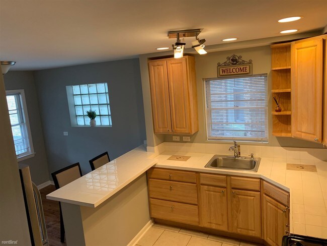 Building Photo - 2 br, 1 bath Apartment - 5240 W Cullom Ave