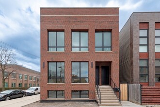 Building Photo - 901 W Cullerton St