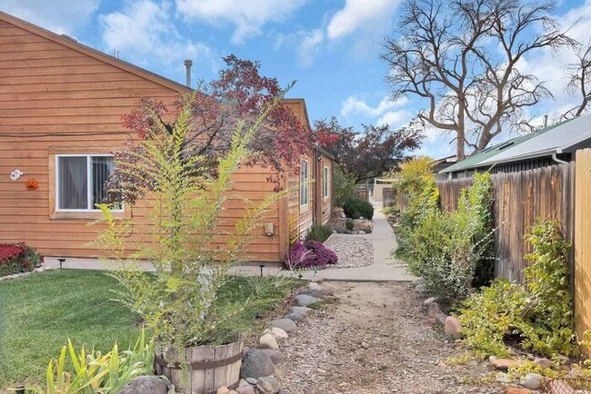 Building Photo - 2 bedroom in Prime Palisade Location