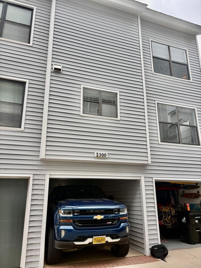 Building Photo - 2300 Bergen Ct
