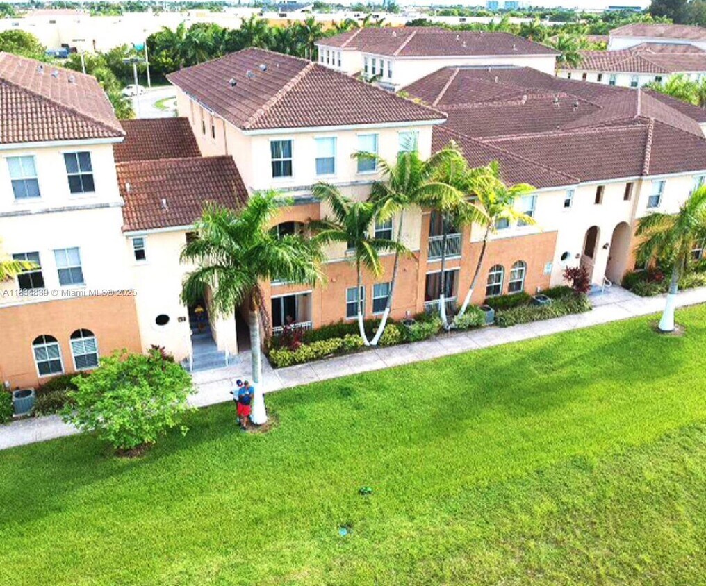 Foto principal - 10242 NW 7th St