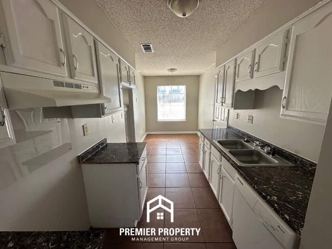 Building Photo - 3BR/2BA Home w/ 2-Car Garage, Vaulted Ceilings & Fireplace in Memphis