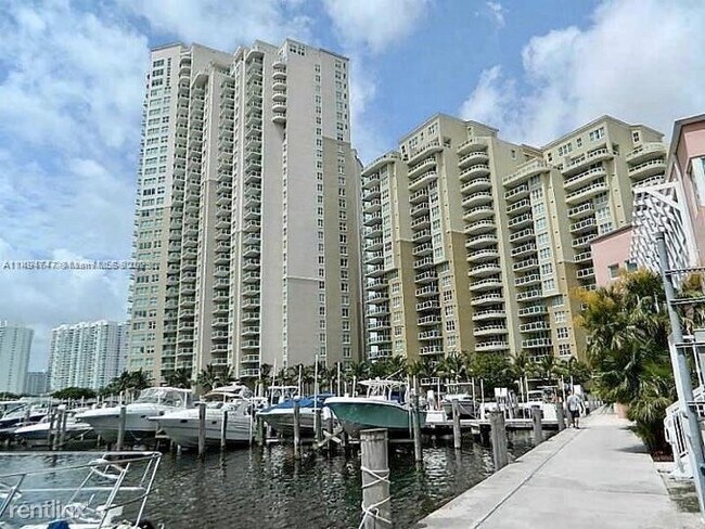 Building Photo - 3 br, 3 bath House - 3330 NE 190th St Apt 618