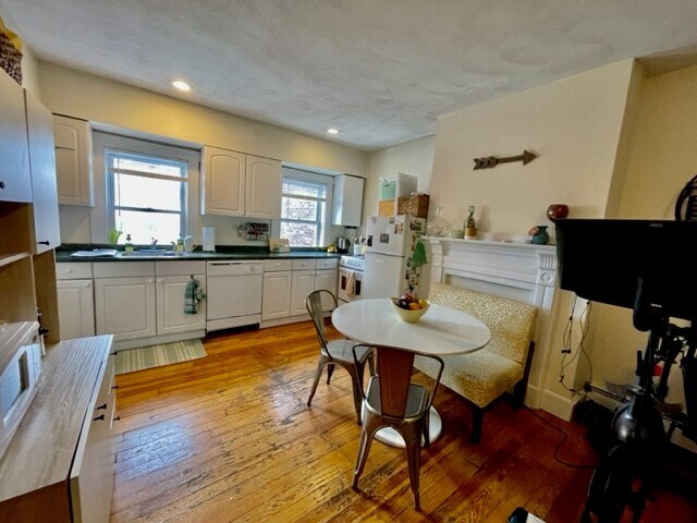 Building Photo - 93 Endicott St