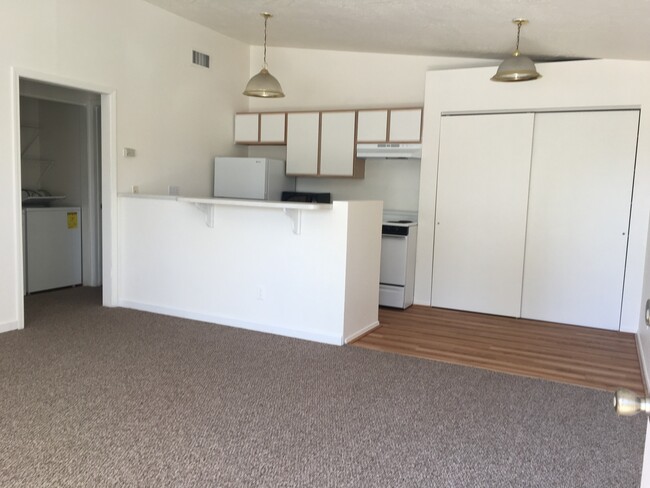 Building Photo - Rent special $1,125-1 BD UNIT IN TRIPLEX -...