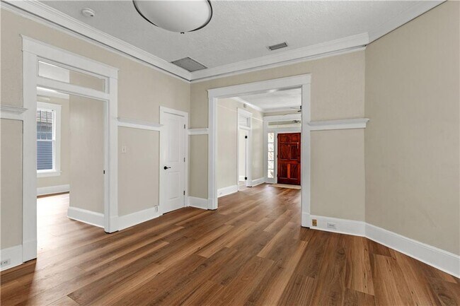 Foto del edificio - 1559 Bruister St