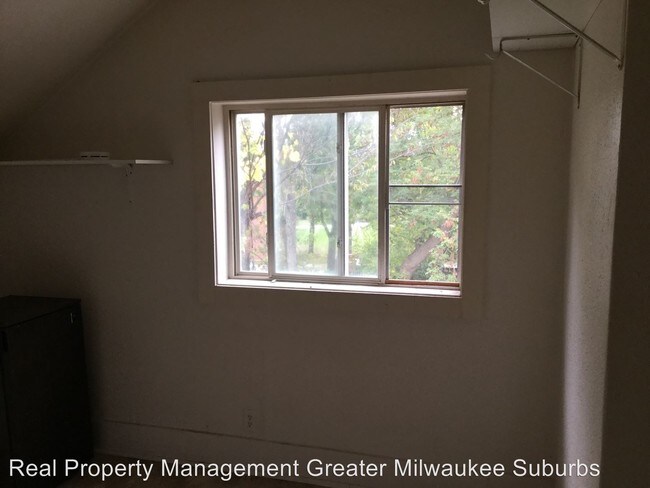 Building Photo - 805 W Saint Paul Ave