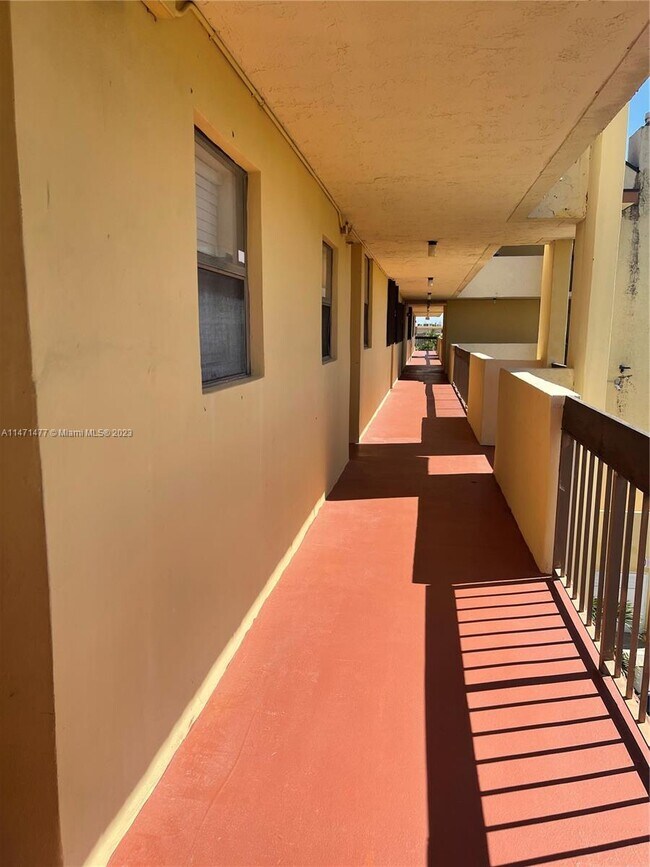 Building Photo - 8881 Fontainebleau Blvd