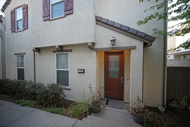 Foto del edificio - 4 Bed 2.5 Bath in Roseville