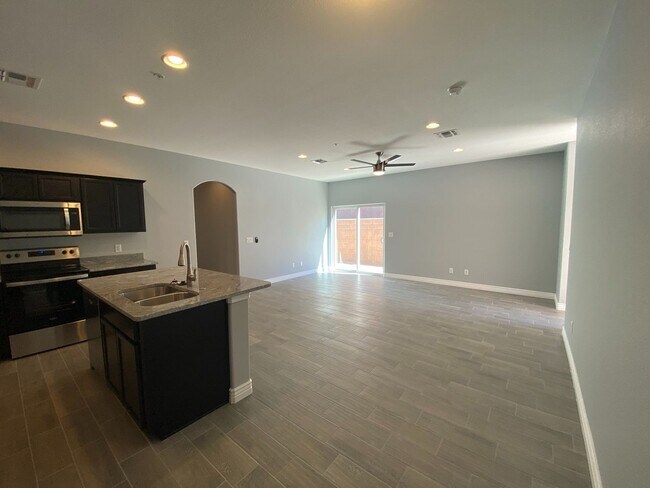 Building Photo - 3 Bedroom 2 Bathroom Duplex