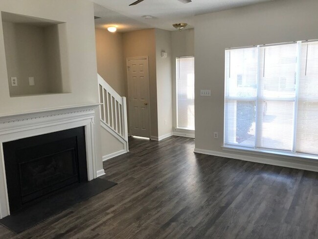 Building Photo - Move In Special!- $250 Off First Full Mont...