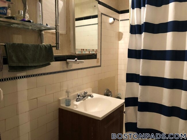 Building Photo - 349 Pleasant St