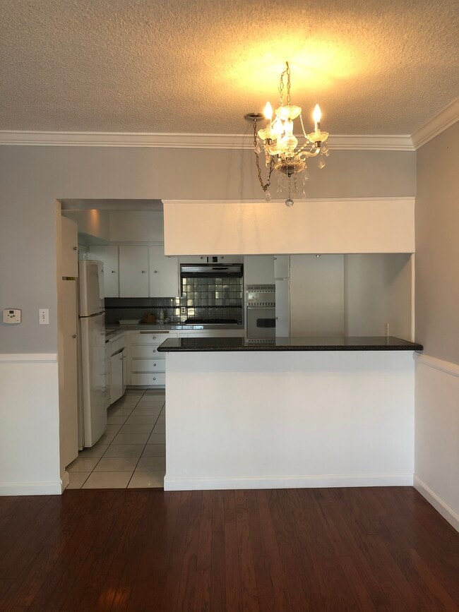 Kitchen with built in bar - 1114 N Harper Ave