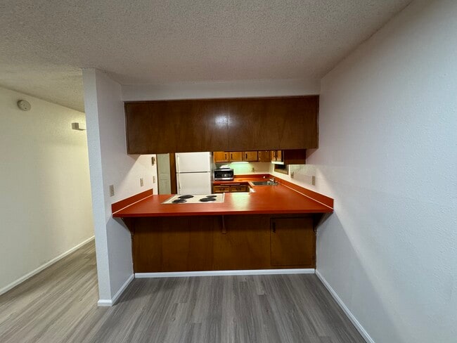 Kitchen counter - 1293 City View St