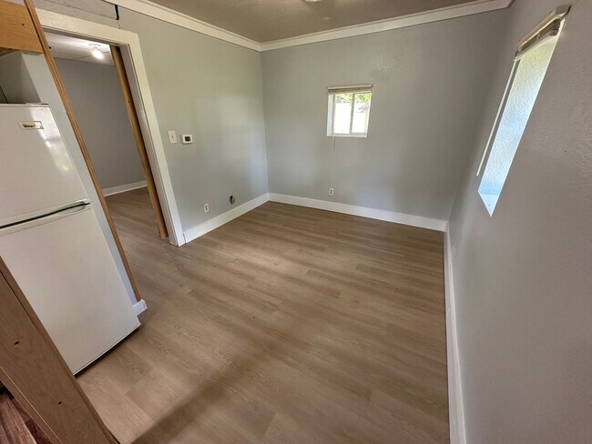 Building Photo - 1 bed, 1 bath home for rent in quiet Water...