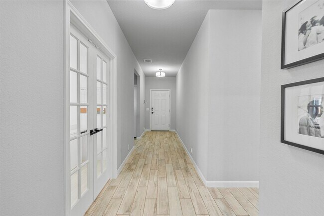 Building Photo - 817 Cloverwood Dr
