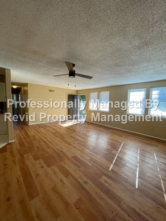 Building Photo - 3 Bedroom, 1 bath Ready for Move In